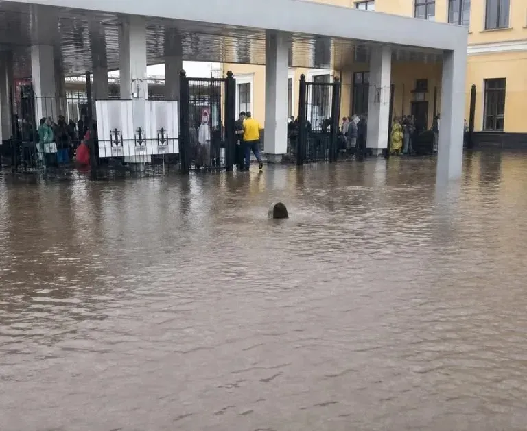 Затопленные улицы Ярославля после ливня 22 июля, машины в воде