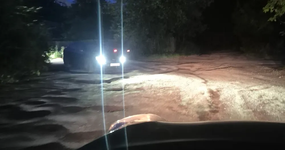 Запущенный двор в Ярославле с неухоженными газонами и мусором