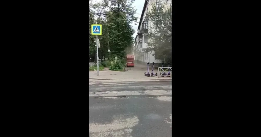 Поливальная машина на улице Володарского в Ярославле поднимает тучи пыли, пешеходы прячут лица