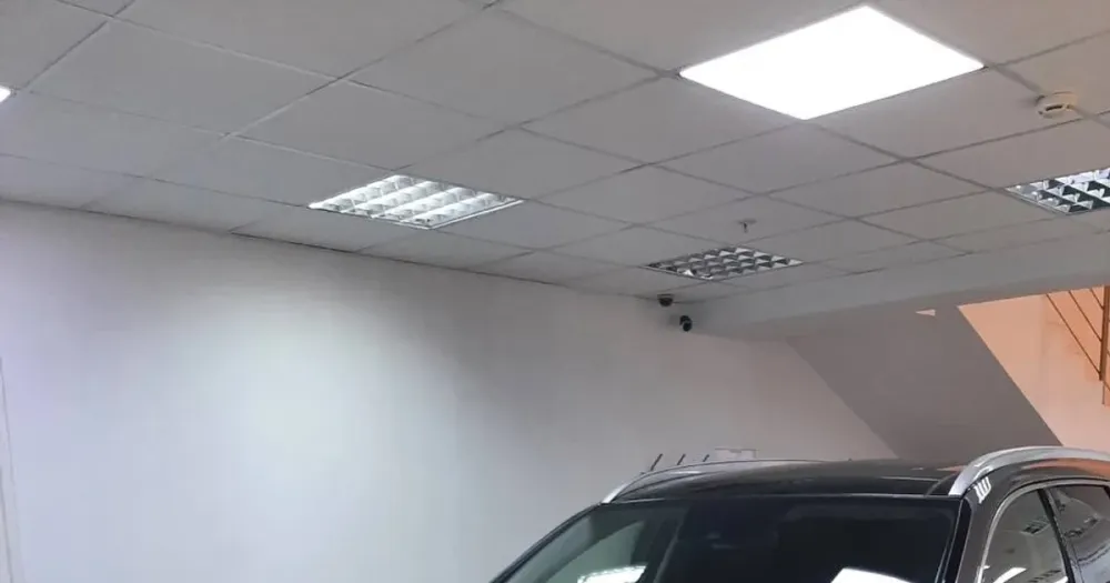 Серый Hyundai Santa Fe на парковке жилого комплекса в Ярославле