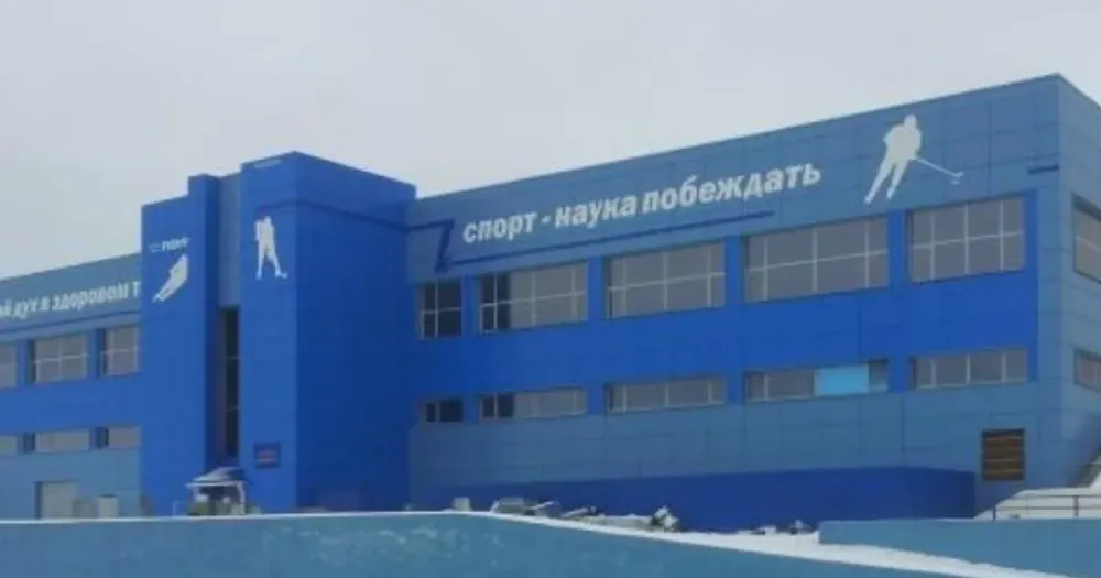 Хоккейная форма и клюшки на льду в спортшколе Рыбинска