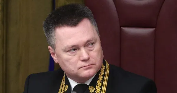 Иллюстрация с изображением пуховика и весов правосудия, символизирующих спор о качестве товара.