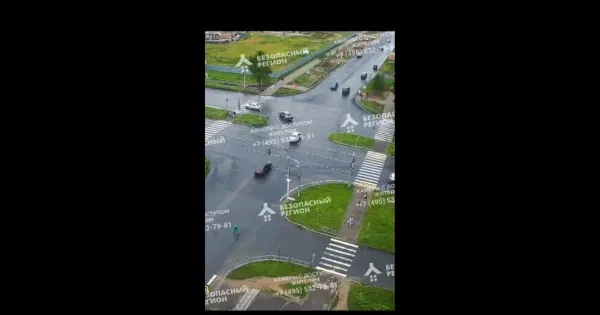 Люди стоят в длинной очереди в помещении МФЦ
