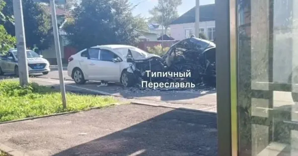 Искореженный легковой автомобиль на трассе М8 в Переславле-Залесском после столкновения