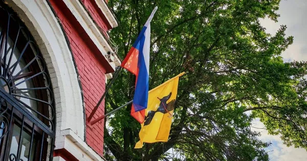 Большой российский триколор выносят на сцене в парке Даманский в Ярославле, 22 августа 2025