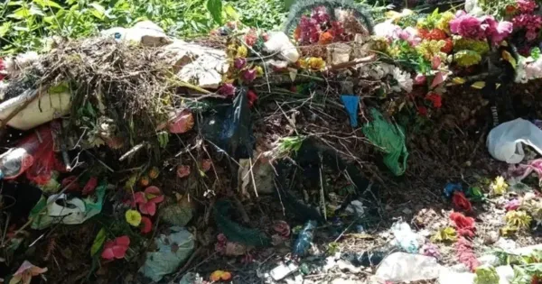 Переполненные мусорные баки на кладбище в Ярославле